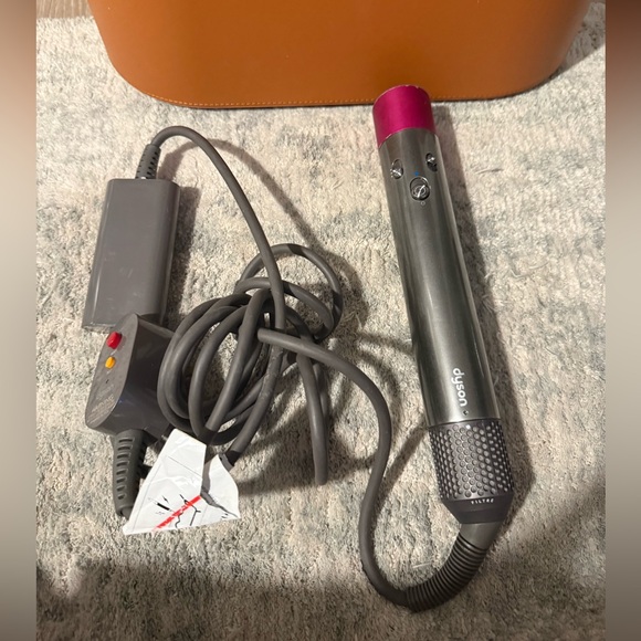 Dyson Air Wrap with all attachments + long hair curling attachment - Picture 10 of 12